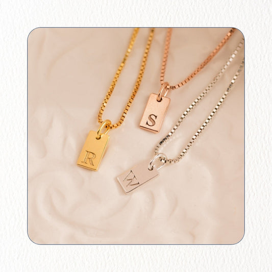 Chril - Dezente kleine rechteckige Halskette Buchstabe Gravur 925er Silber Gold Rose-Gold
