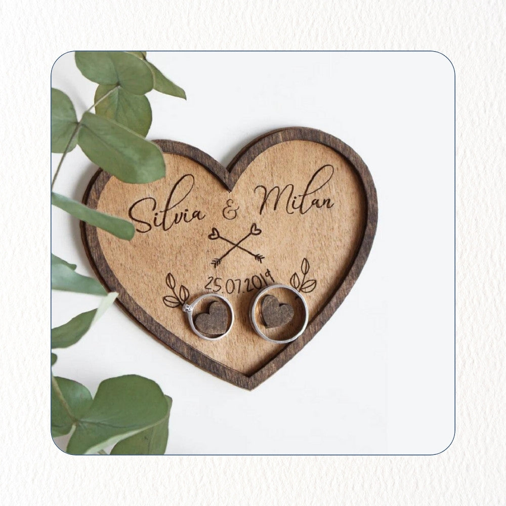 Chril - Personalisierte Hochzeitsringhalter Holz in drei Farben mit Name Datum graviert - personalisiert individuell Geschenk Weihnachtsgeschenk Familiengeschenk Hochzeitsgeschenk Gravur Liebster Valentinstag Erinnerung bestfriend summer sale winter sale Angebot Black Friday