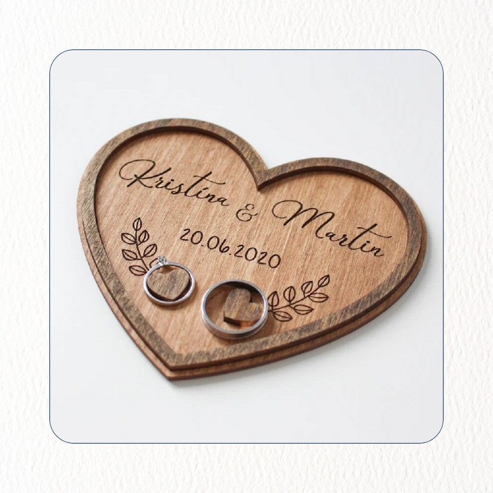 Chril - Personalisierte Hochzeitsringhalter Holz in drei Farben mit Name Datum graviert - personalisiert individuell Geschenk Weihnachtsgeschenk Familiengeschenk Hochzeitsgeschenk Gravur Liebster Valentinstag Erinnerung bestfriend summer sale winter sale Angebot Black Friday